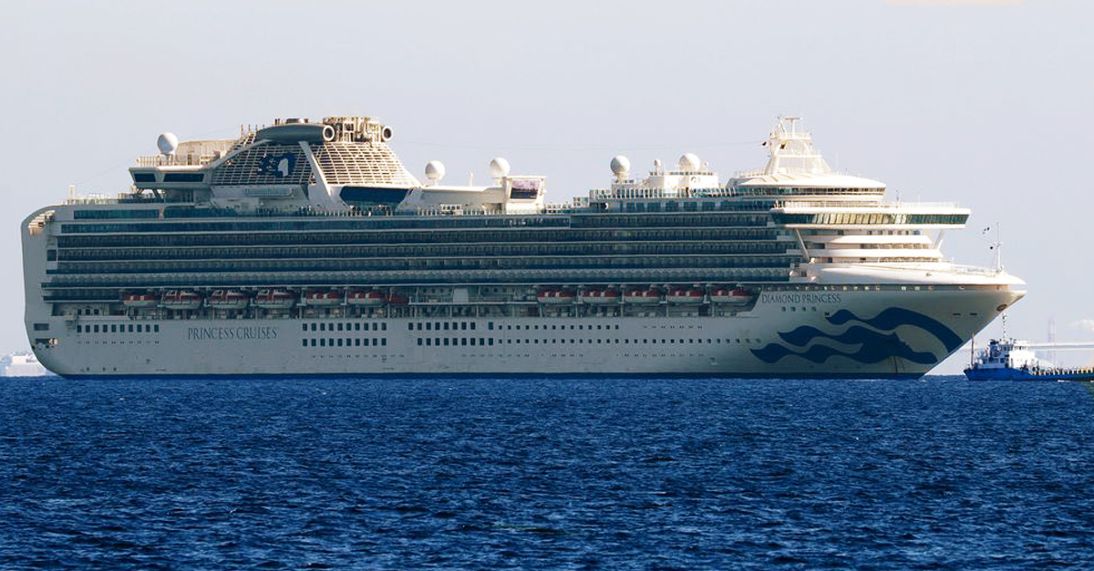 A imagem mostra um cruzeiro grande no mar