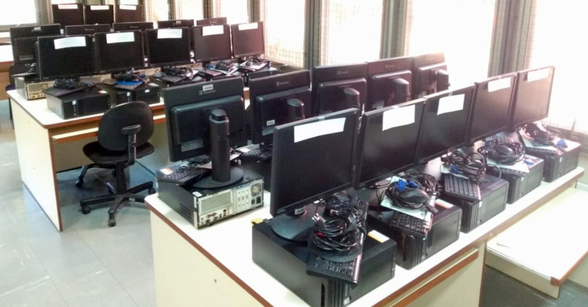 Imagem de uma sala de estudos com vários computadores lado a lado