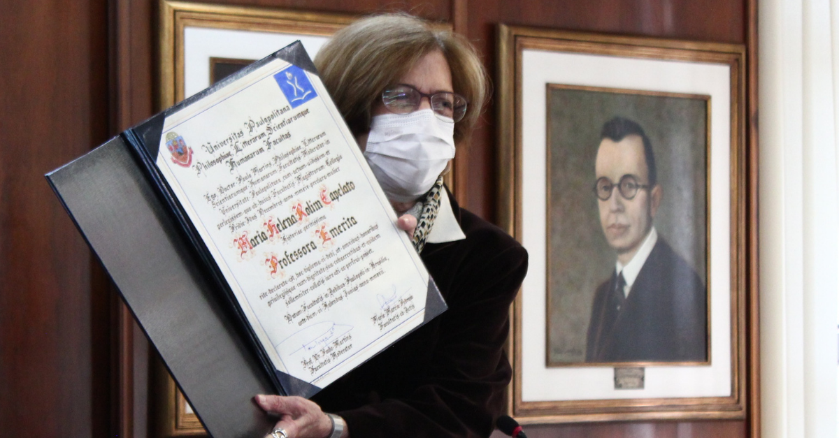 Maria Helena recebendo diploma do título de Professora Emérita