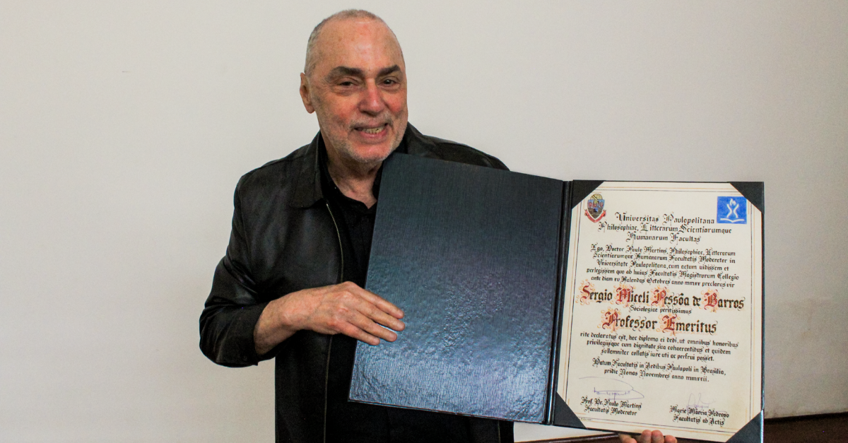 Sergio Miceli com o título de professor emérito