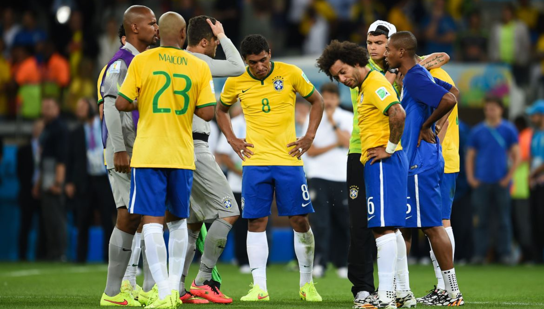 Jogadores da seleção brasileira estão tristes após perder para a seleção alemã na Copa do Mundo de 2014
