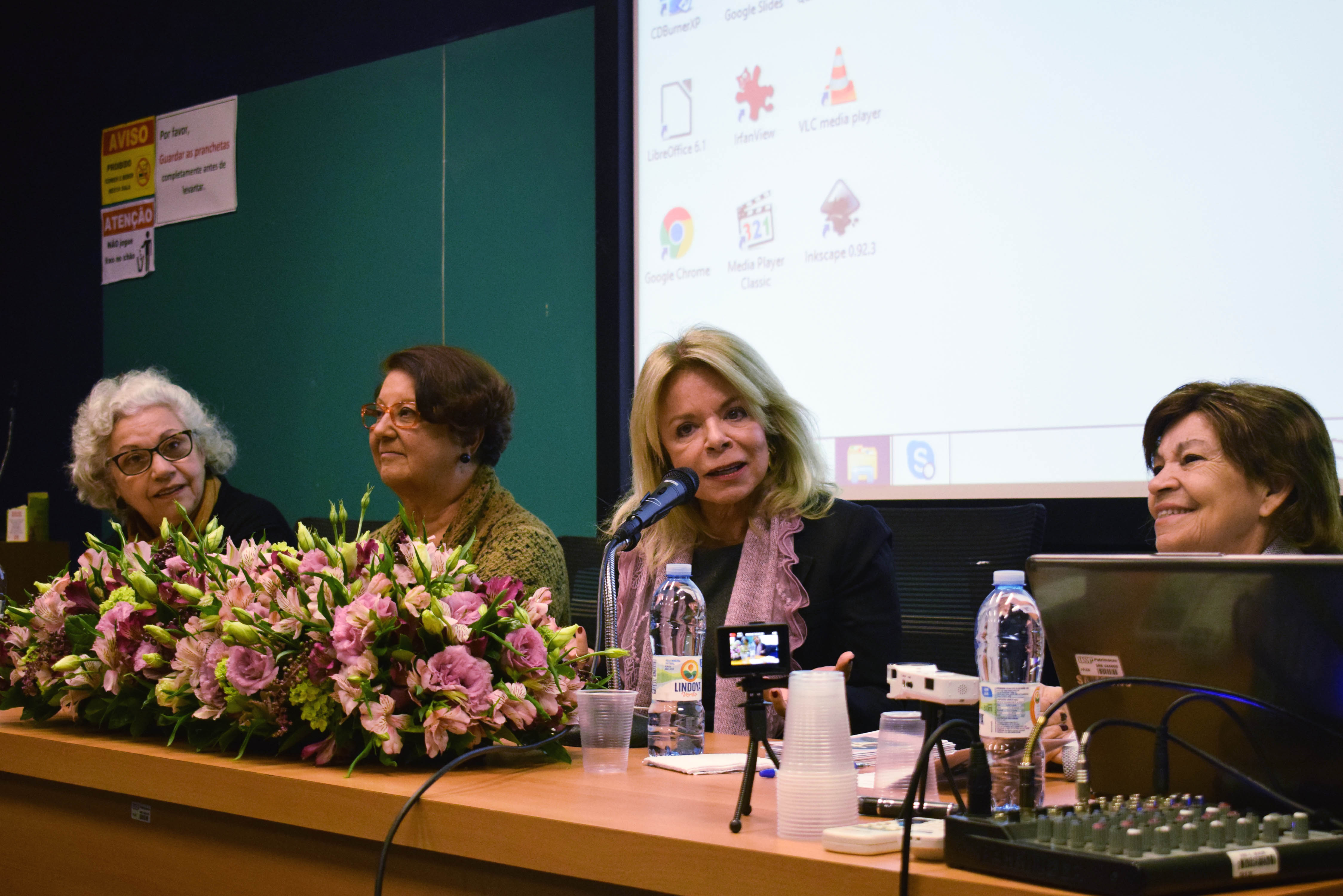 participantes da mesa-redonda em homenagem ao aniversário da professora Maria Isaura Pereira de Queiroz
