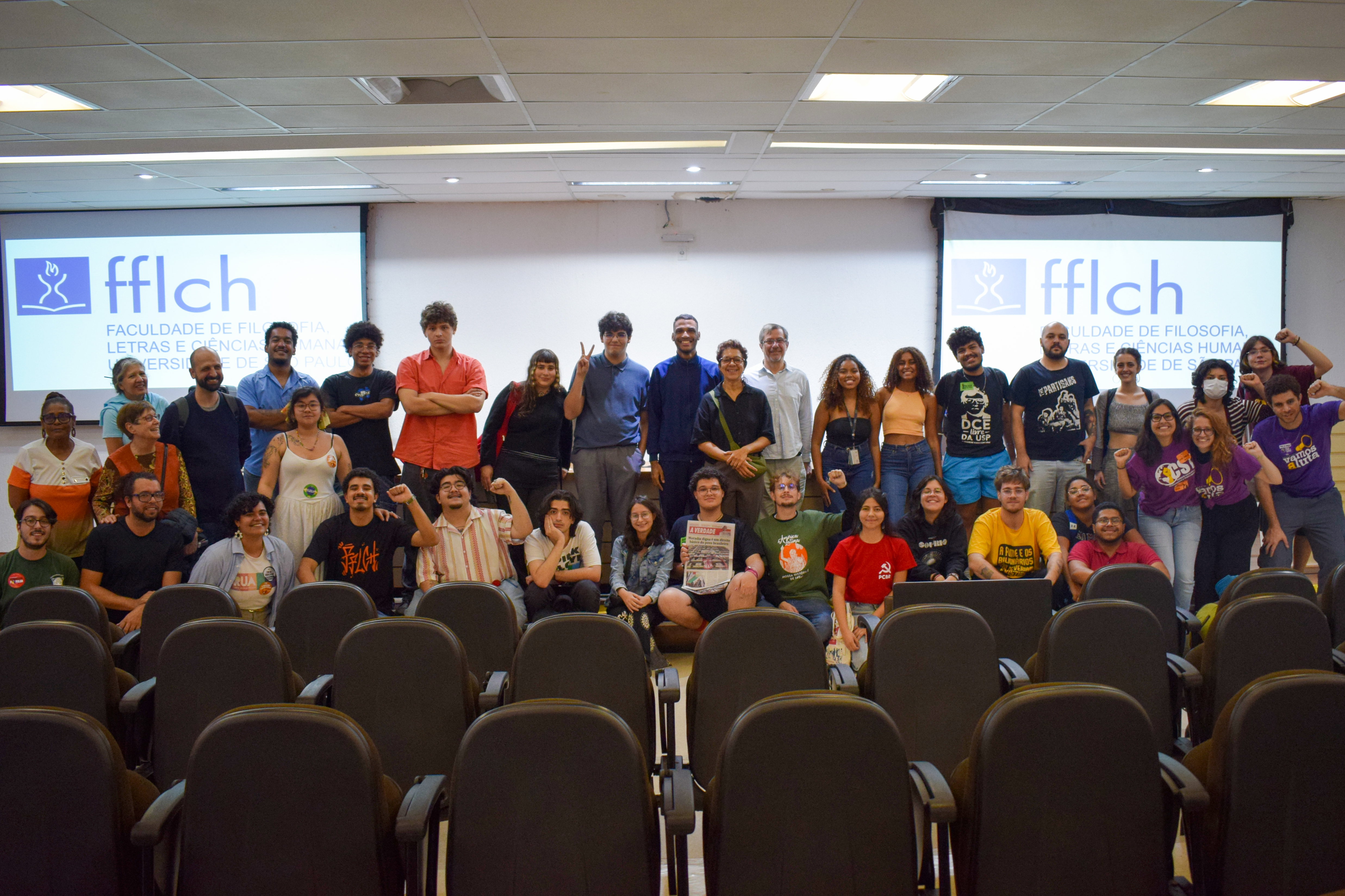 Pessoas reunidas em frente ao palco do auditório