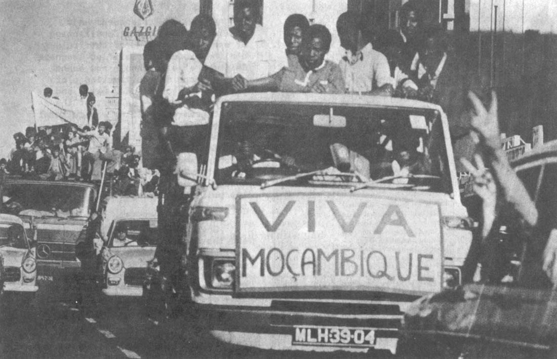 Desfile público em comemoração pela vitória da Frente de Libertação de Moçambique