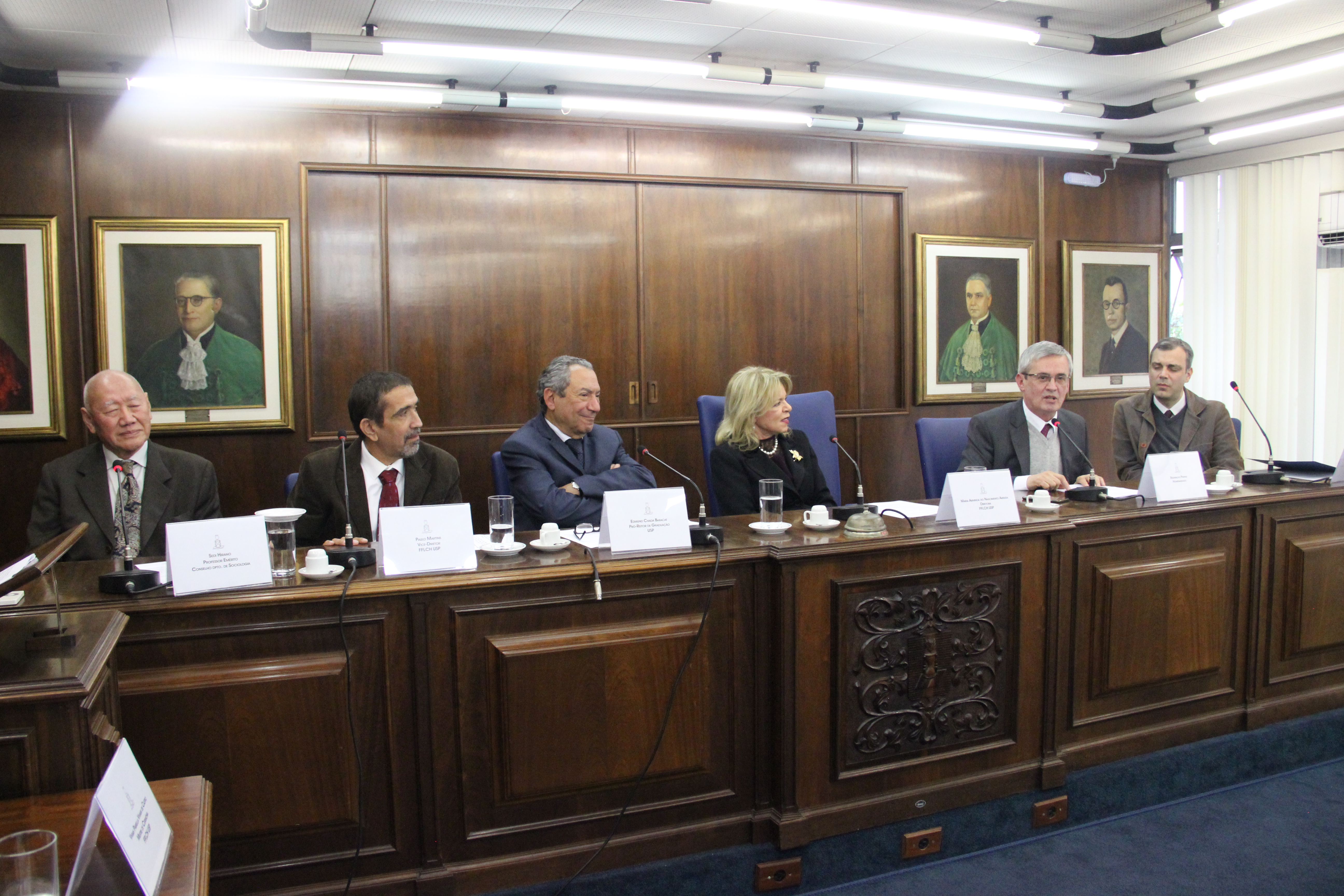 mesa da cerimônia de outorga do título de professor emérito