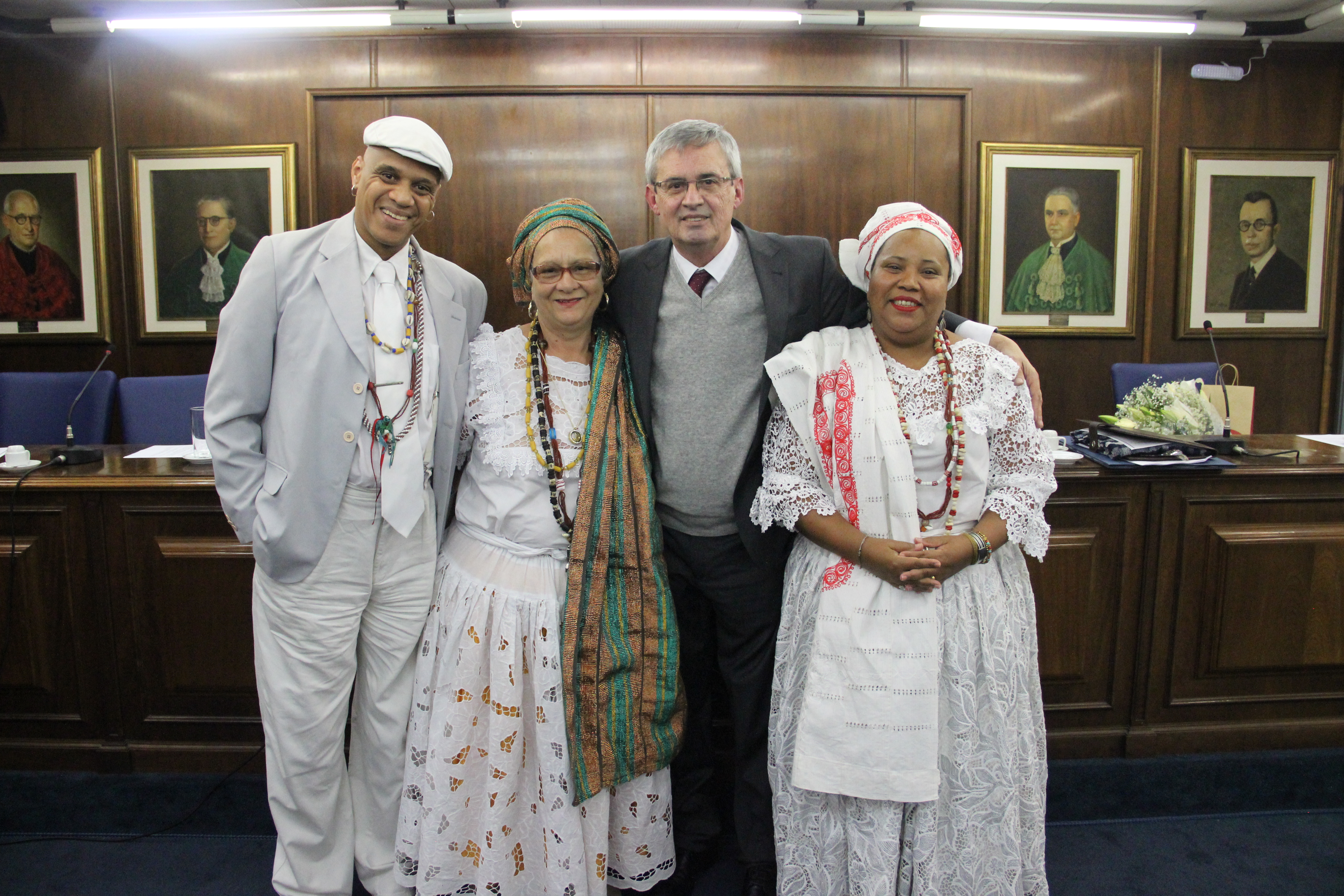 Professor Reginaldo Prandi e representantes do candomblé