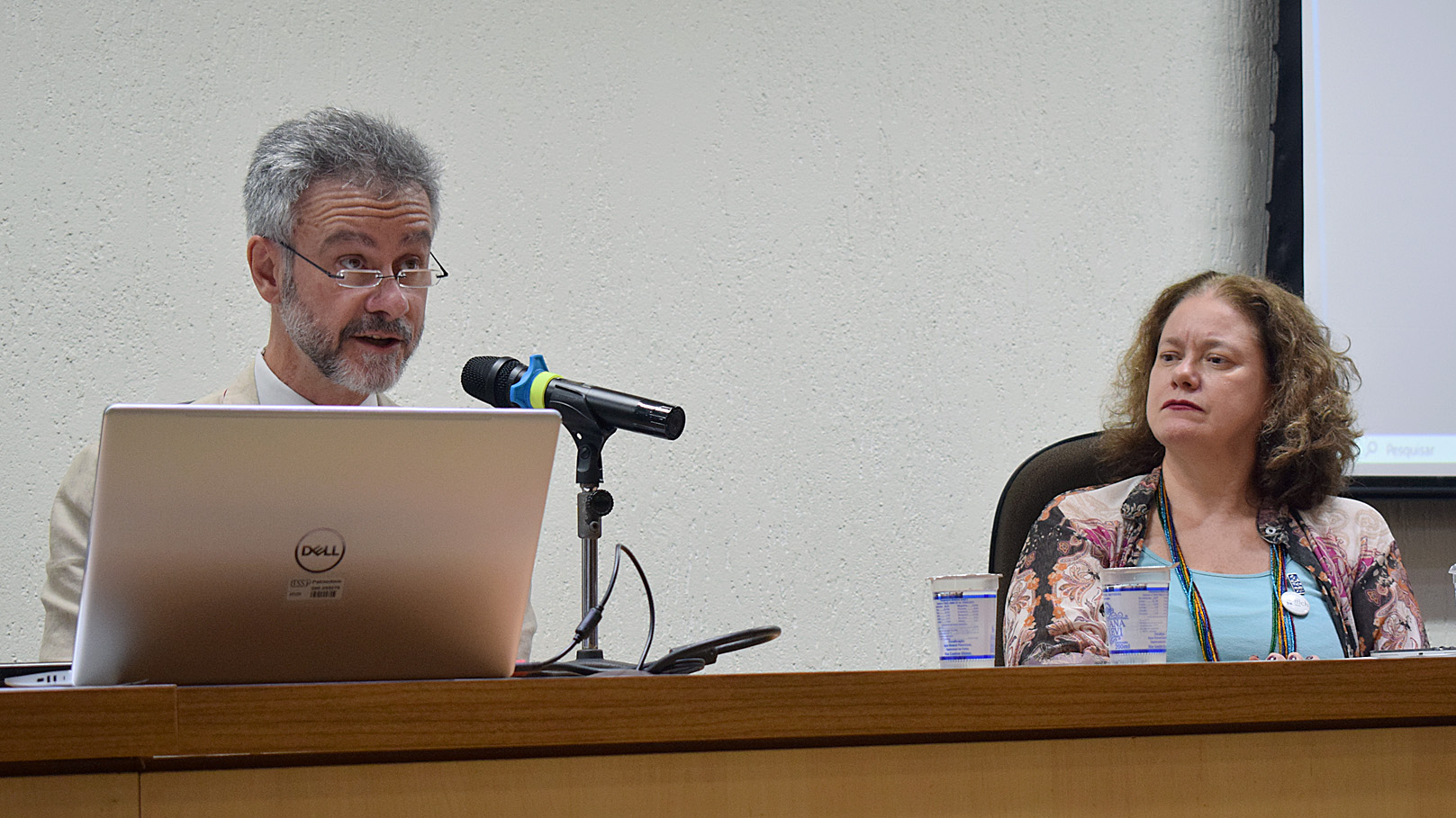 Professores Jorge Luís da Silva Grespan e vice-diretora Ana Paula Torres Megiani