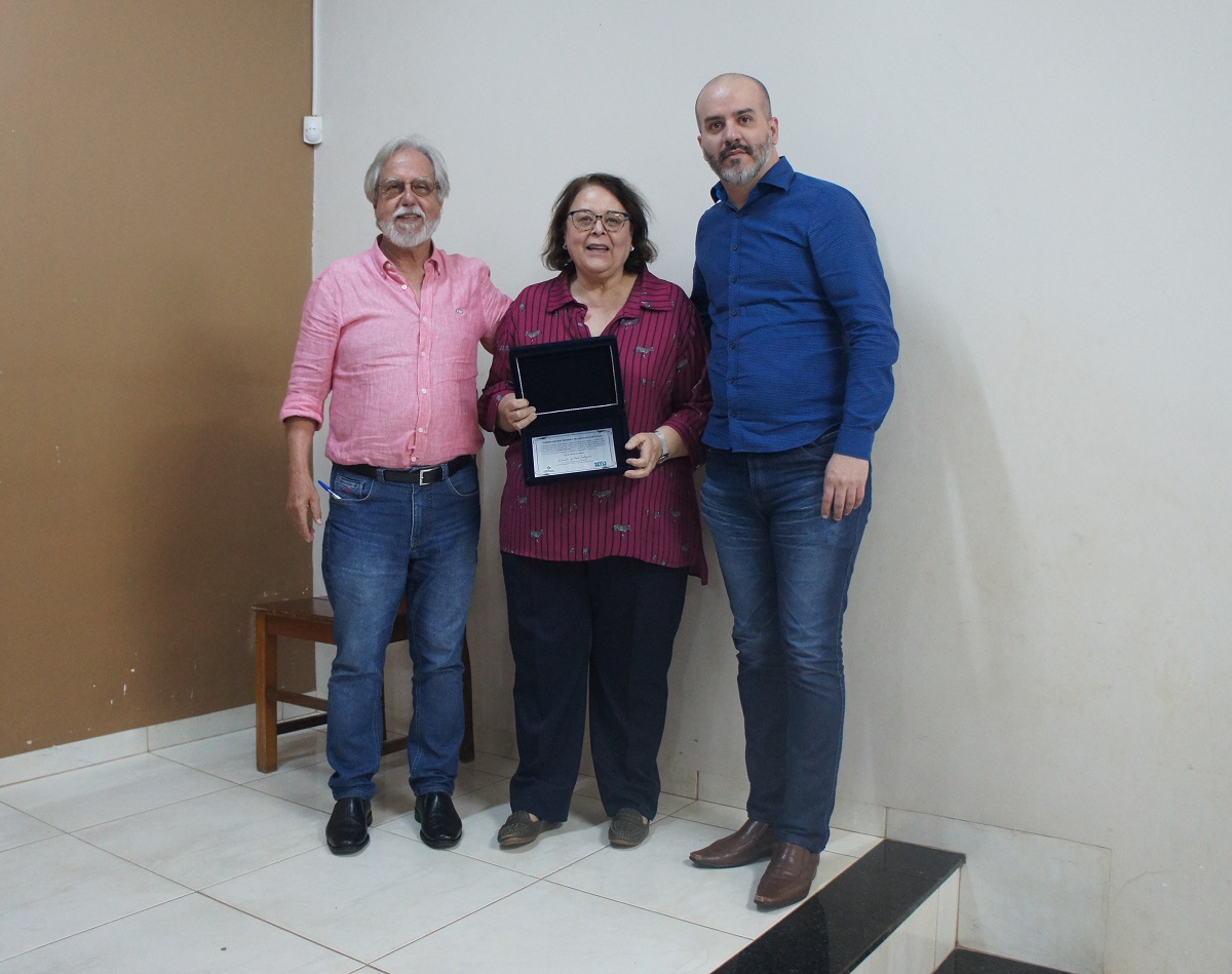 Professora Sandra recebendo prêmio no Pará