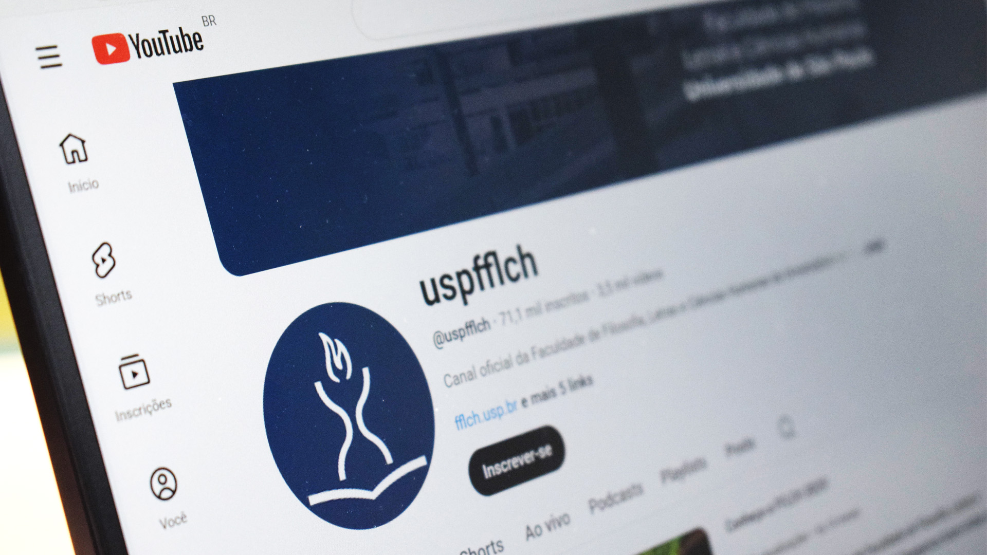 Imagem de um laptop que está acessando o canal da FFLCH no YouTube