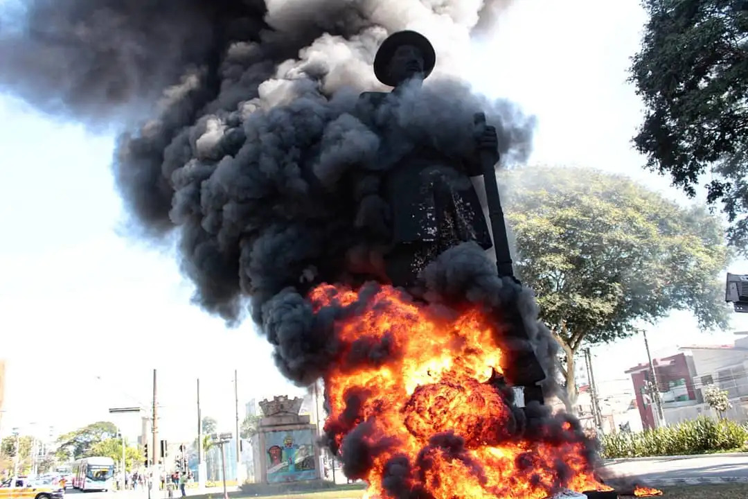 estátua de Borba Gato em chamas após ser incendiada por manifestantes