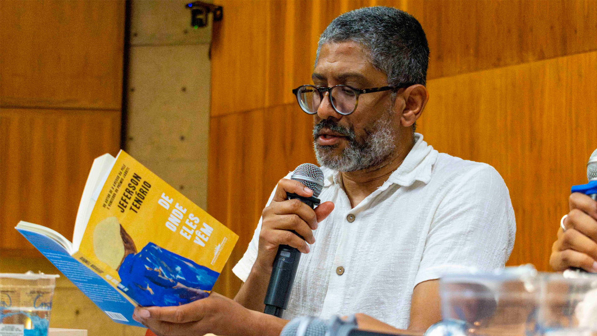 Jeferson Tenório lendo um trecho de seu livro "De onde eles vêm"