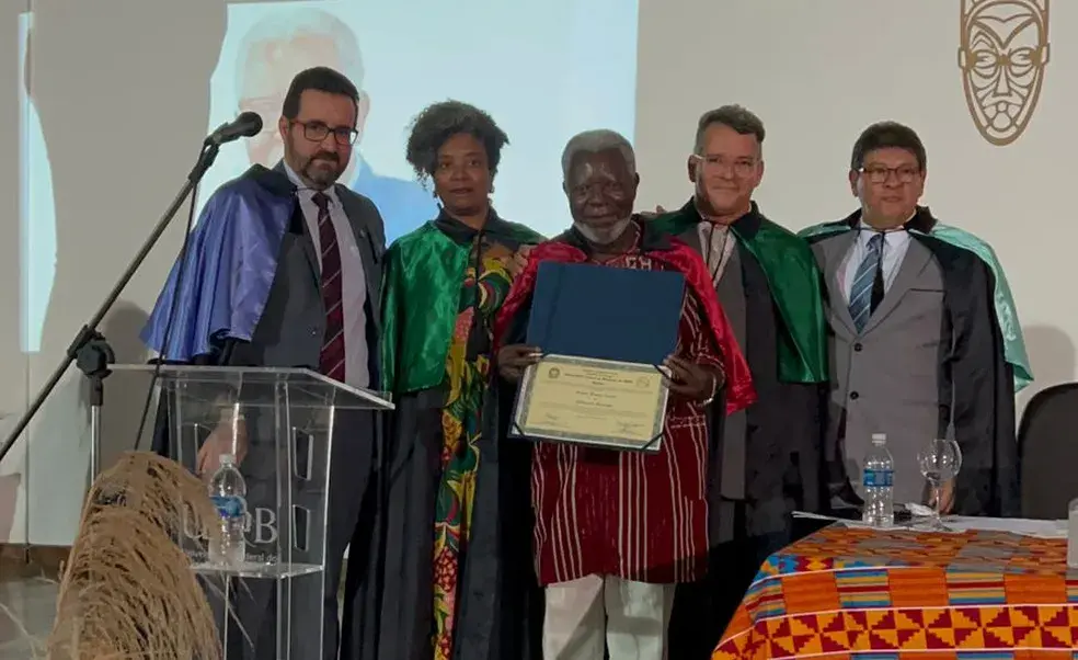 Antropólogo Kabengele Munanga recebe o título de Doutor Honoris Causa na — Foto: Divulgação/UFRB