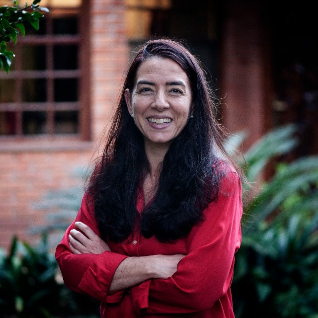 professora Lorena Barberia 