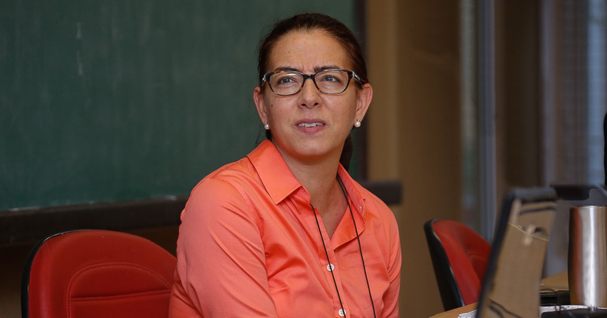 professora Lorena Barberia 2